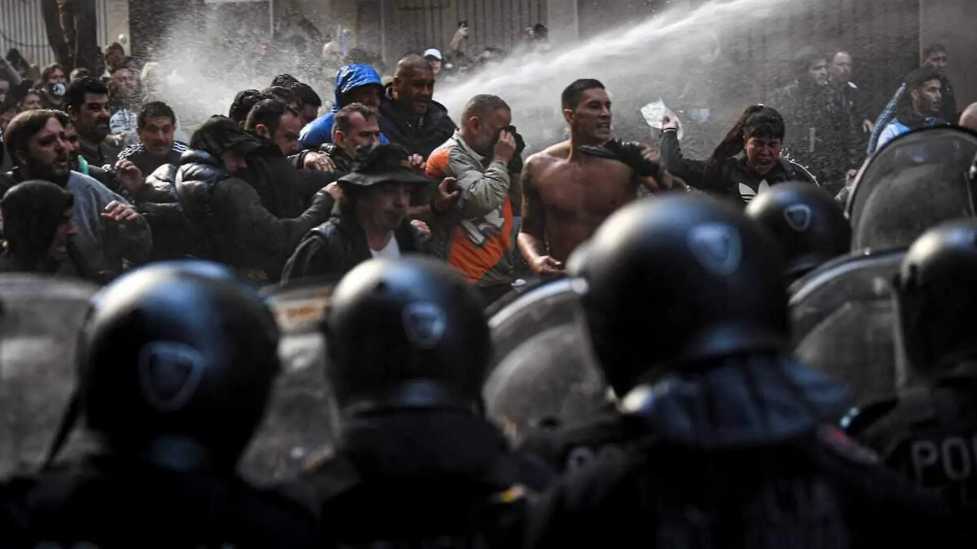 pelea entre manifestantes y policias_Cristina Fernandez_Argentina_1